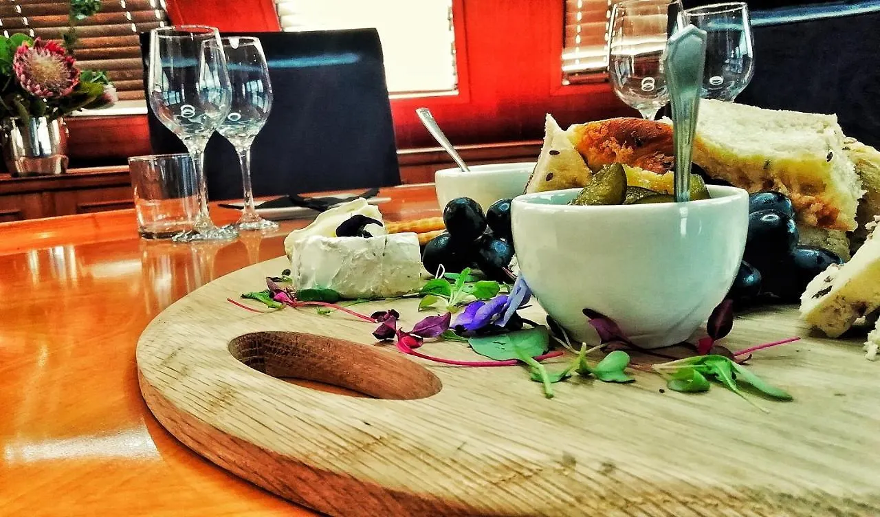 Jackie O Classic Luxury Yacht & Boutique Hotel Cape Town Botel