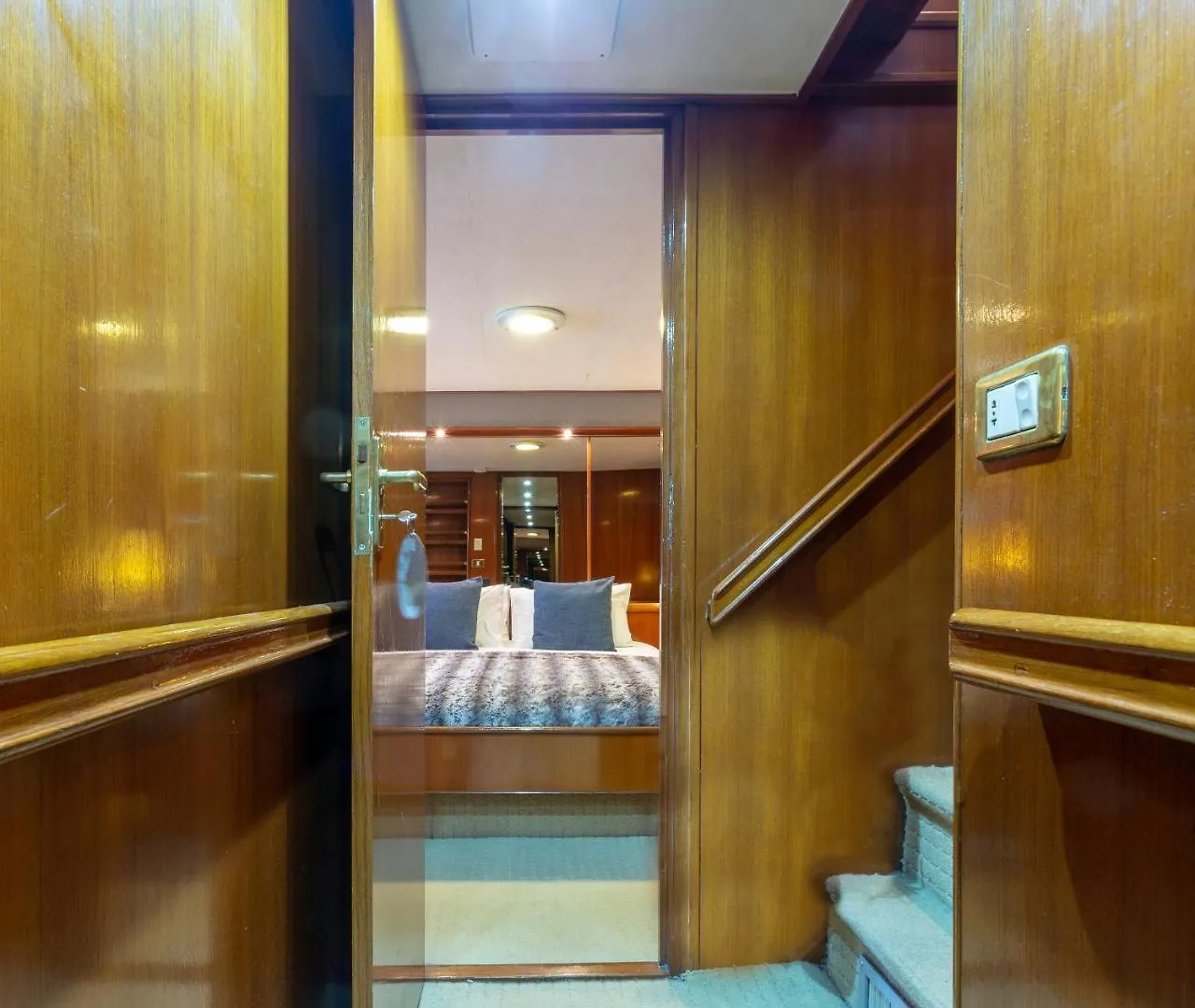 Botel Jackie O Classic Luxury Yacht & Boutique Hotel Cape Town South Africa
