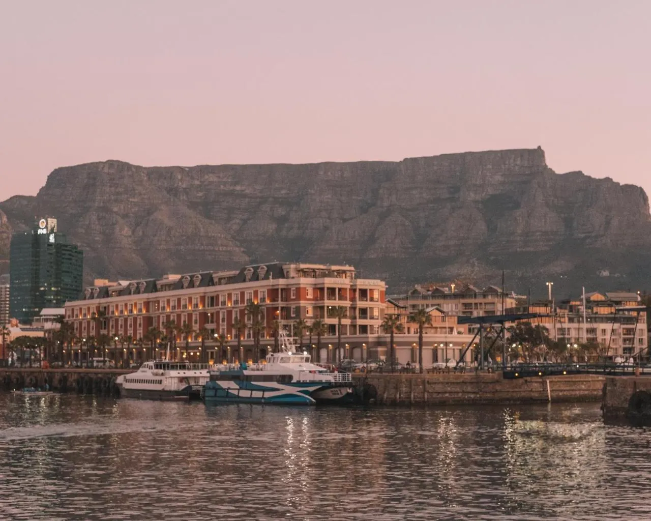 Botel Jackie O Classic Luxury Yacht & Boutique Hotel Kapstadt