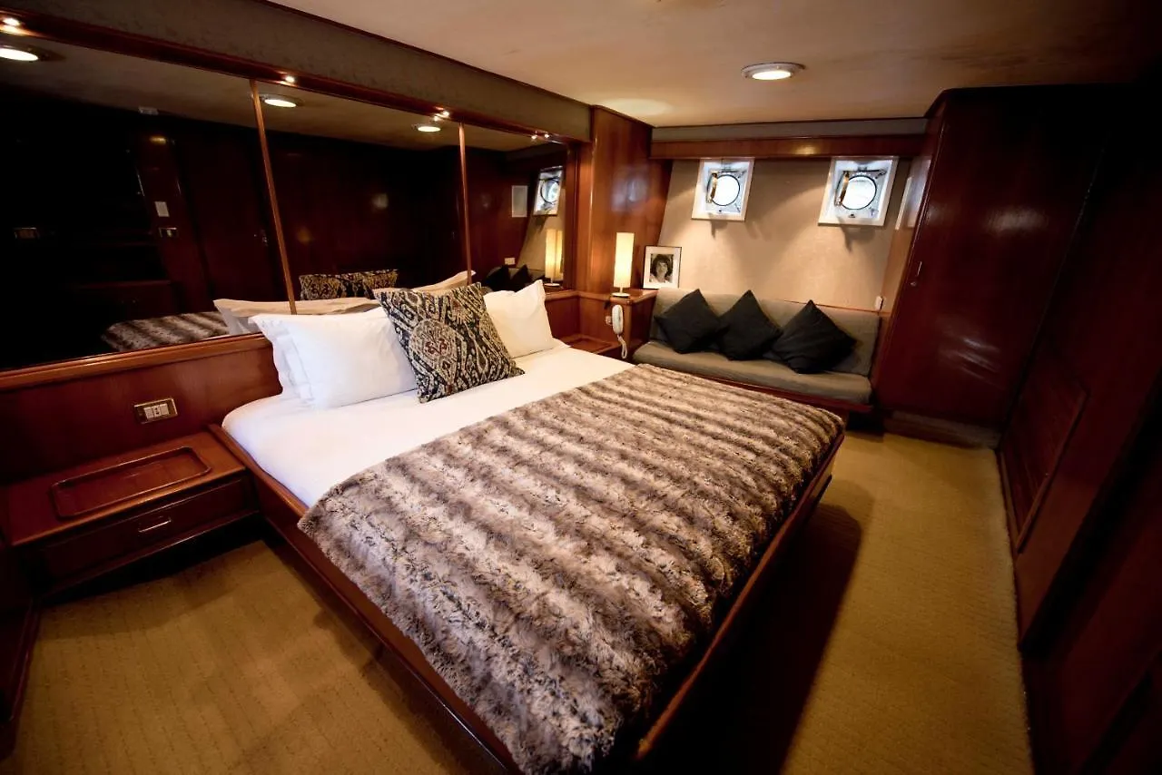 Jackie O Classic Luxury Yacht & Boutique Hotel Kapstadt
